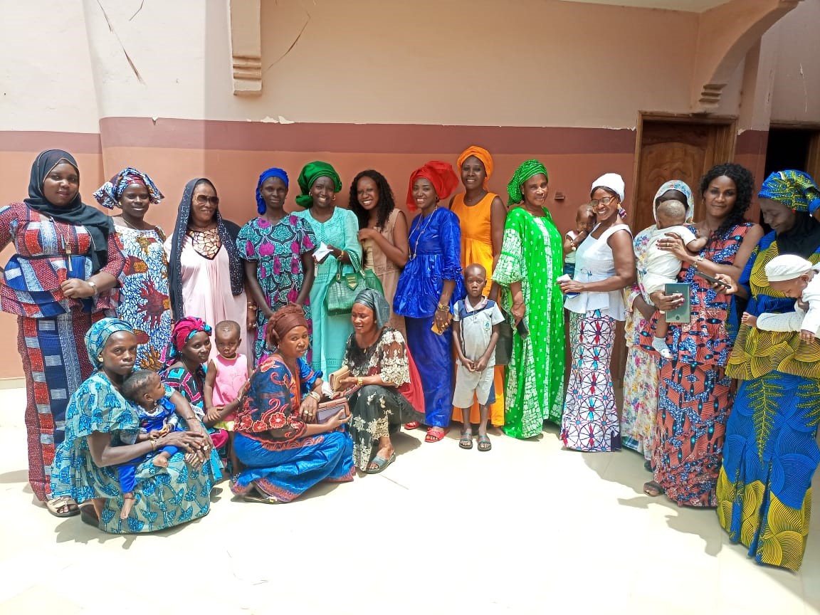 Des mères d'enfants vivant avec le VIH et des leaders communautaires clés se sont rencontrés lors d'un atelier organisé par le Conseil consultatif communautaire au Sénégal. La réunion visait à sensibiliser à la disponibilité et aux avantages du DTG pédiatrique et à augmenter la demande pour ce médicament. Crédit : AfroCAB